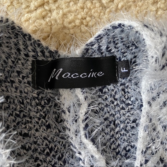 Maccine Shawl/Poncho - Picture 4 of 8